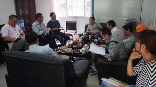 局總工程師汪輝德、辦公室主任溫慶生參加水洛河公司在施工現(xiàn)場組織召開的固滴項(xiàng)目生產(chǎn)調(diào)研會(huì)及全體職工大會(huì)