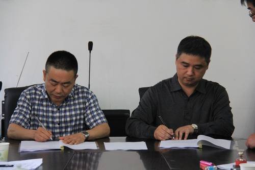 鄔清富、董蜀良出席蟠龍湖水庫施工合同簽字儀式