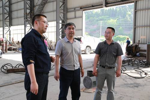 鄔清富到機械廠視察指導(dǎo)工作