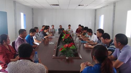 王裕明一行到水洛河工地對(duì)局鑫宏公司擬任干部進(jìn)行民主測(cè)評(píng)