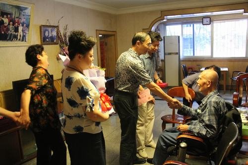 熊仿、高本祥一行看望慰問我局抗戰老兵