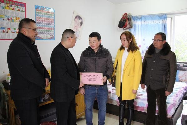 代勇一行到機(jī)械廠(chǎng)慰問(wèn)困難職工