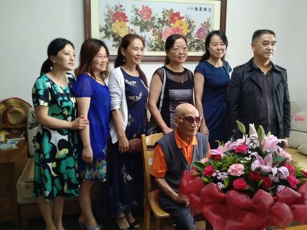 蔣其萍一行看望局退休職工百歲老人王善文