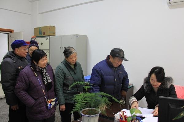 工程局向離退休職工發(fā)放2018年春節(jié)慰問金