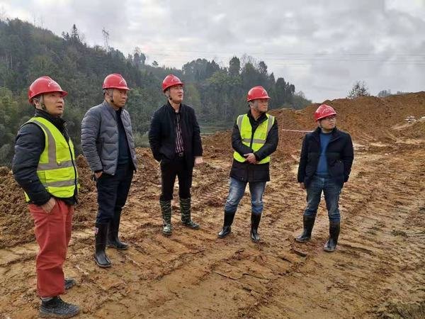 公司總經(jīng)理袁斌一行到土地灘水庫項目開展督導工作