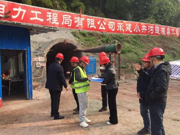 集團領(lǐng)導隆文非蒞臨公司督導安全生產(chǎn)工作