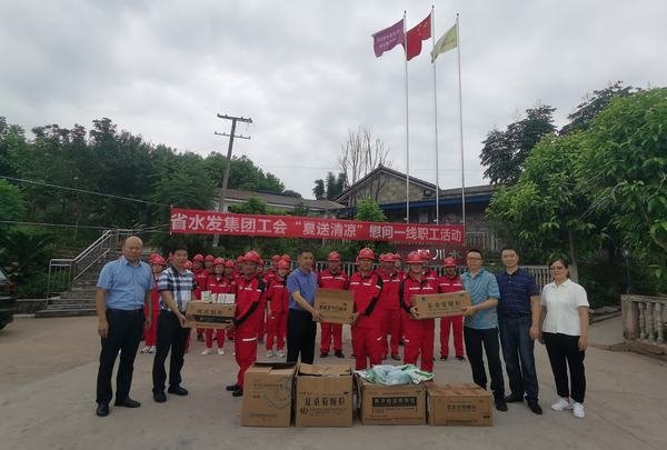 集團(tuán)工會(huì)主席鄔清富一行到工程局公司開展夏送清涼慰問活動(dòng)