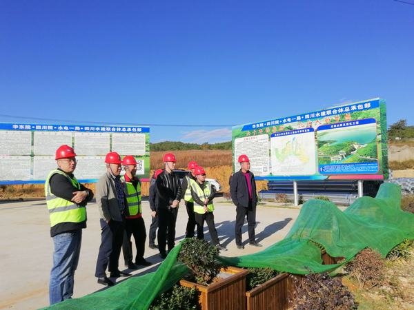 公司總經(jīng)理袁斌一行到龍?zhí)另椖块_展督導(dǎo)工作