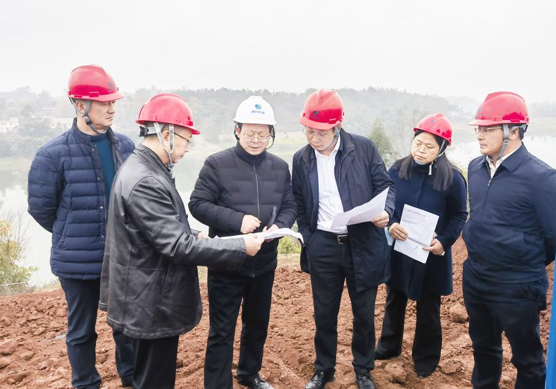 鐘杰董事長(zhǎng)蒞臨向家壩灌區(qū)北總干渠第一期二步工程開工儀式場(chǎng)地施工現(xiàn)場(chǎng)指導(dǎo)工作