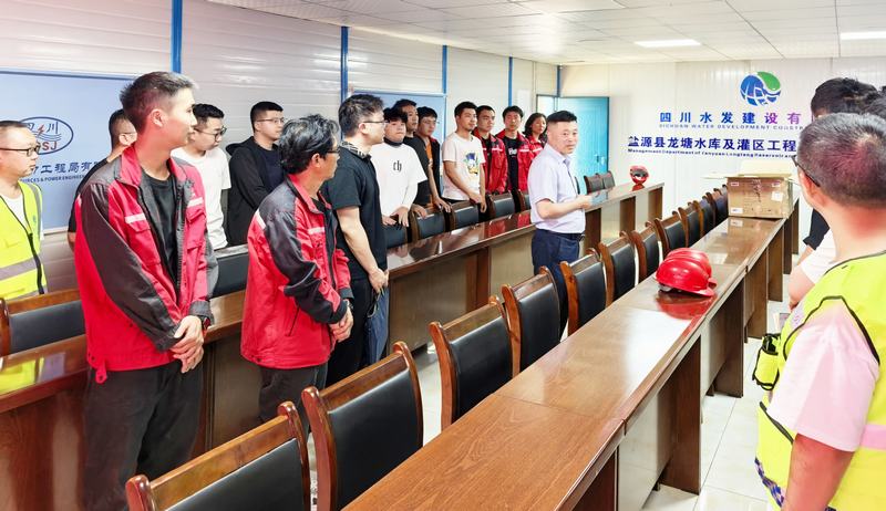 唐克飛到龍?zhí)另椖块_展“夏送清涼”慰問活動